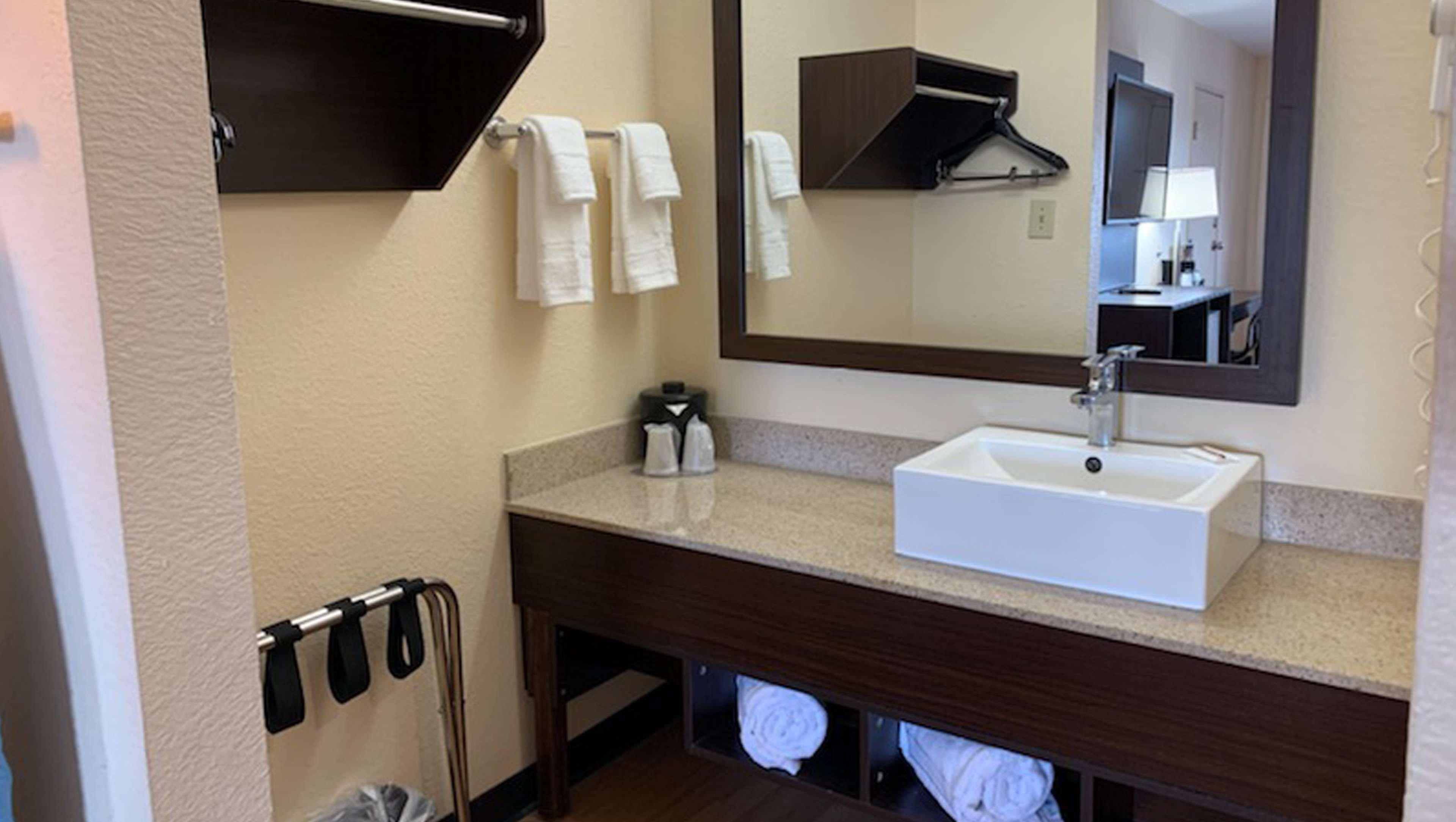Quality Inn & Suites I-10 Near Fiesta Texas San Antonio Exterior photo
