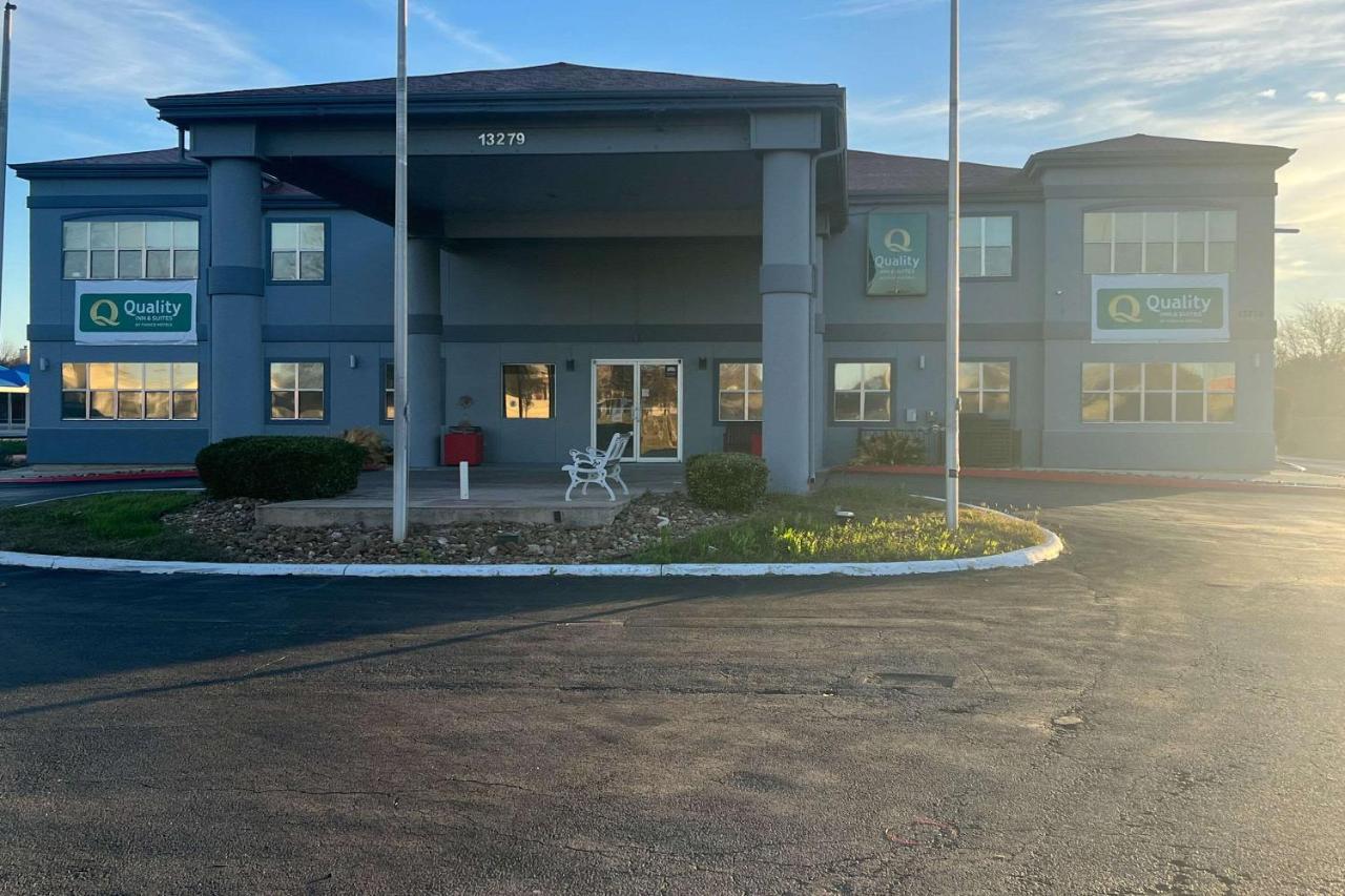 Quality Inn & Suites I-10 Near Fiesta Texas San Antonio Exterior photo